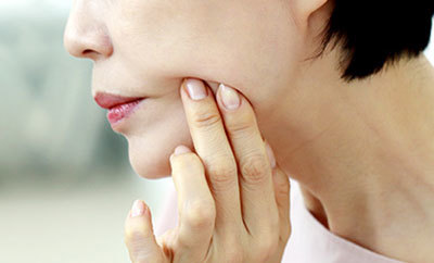 앞 볼살이 아래로 처진경우