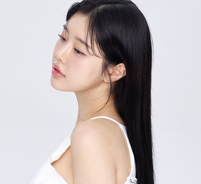 윤곽수술 후 주의에 대해 알려주는 여성 모델