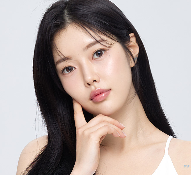 윤곽수술 후 흉터 남을까봐 걱정하는 여성 모델