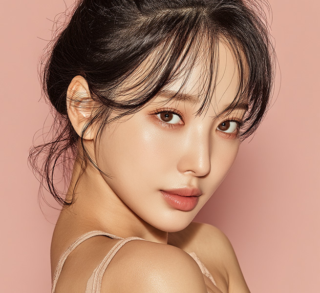 나나성형외과 이마축소술 Q&A 이미지, 이마 라인과 헤어라인이 자연스럽게 정돈된 여성 얼굴 정면 모습
