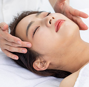 나나성형외과 윤곽 재수술 후 케어 이미지, 수술 후 회복을 돕는 전문 관리 시스템을 받는 환자 모습