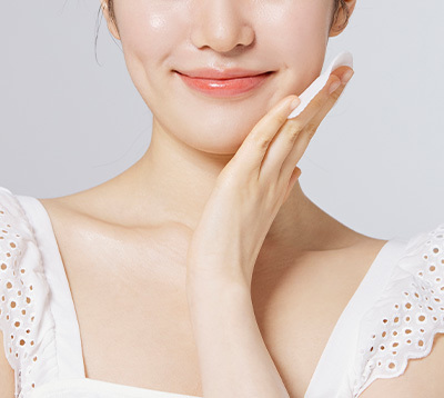 정면, 측면 모두 갸름한 턱라인을 가진 여성 모델 이미지