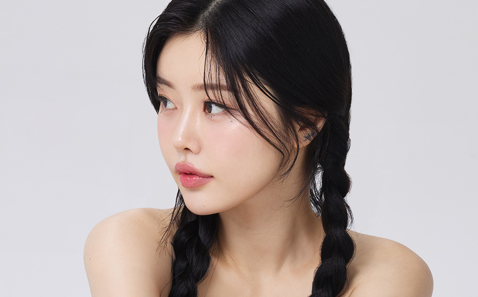 나나 사각턱수술로 이차각 없이 자연스러운 턱라인의 여성 모델 이미지