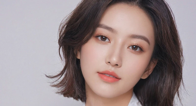 나나성형외과의 퍼져보이는 코를 슬림하게 만들어주는 복코성형을 보여주는 모델